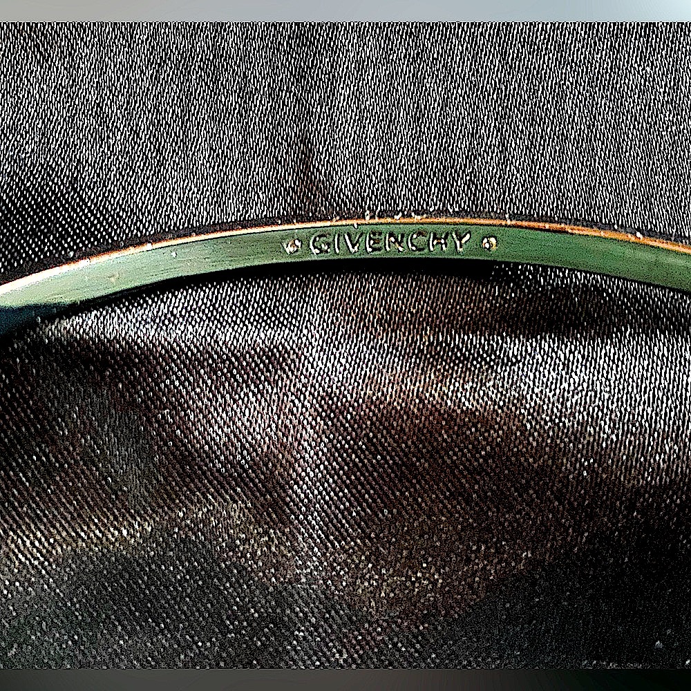 ✨Givenchy - Crystal Pavé Knot Bangle Bracelet✨
NWOT/NO ORIGINAL BOX - Picture 7 of 16